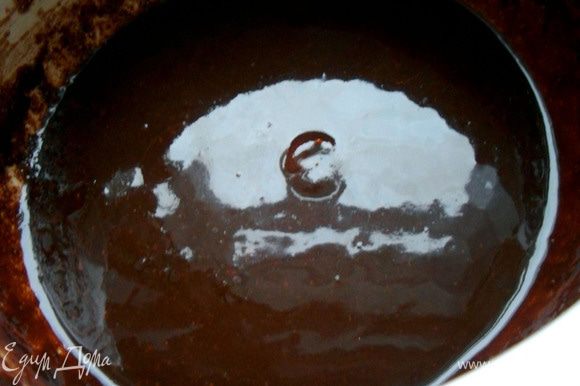 Шоколад растопить на водяной бане, помешивая.