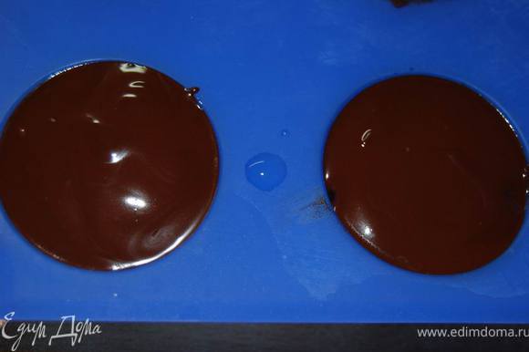 Растапливаем вторую часть шоколада и заливаем его до верха формы.