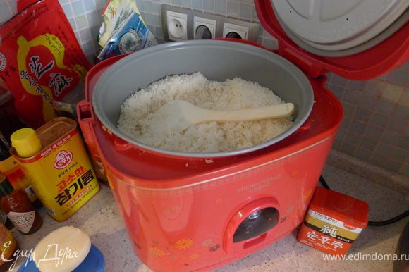 Открываем "кашеварку", накладываем рис (естественно несоленый и без масла)
