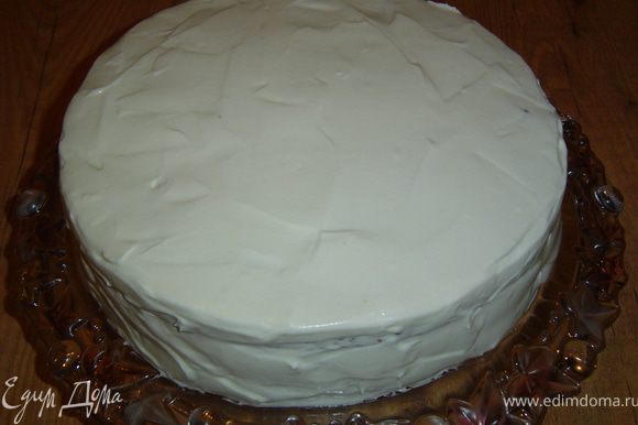 Бока торта также смазываем сметанным кремом.