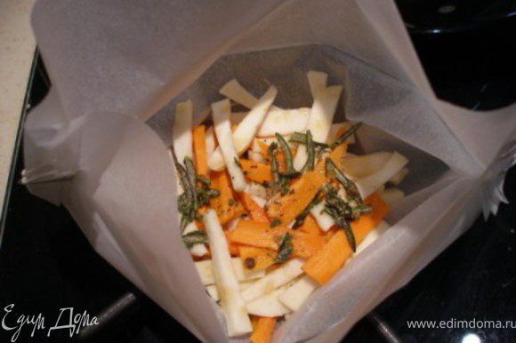 Морковь и сельдерей выкладываем в форму, заливаем половиной соуса.