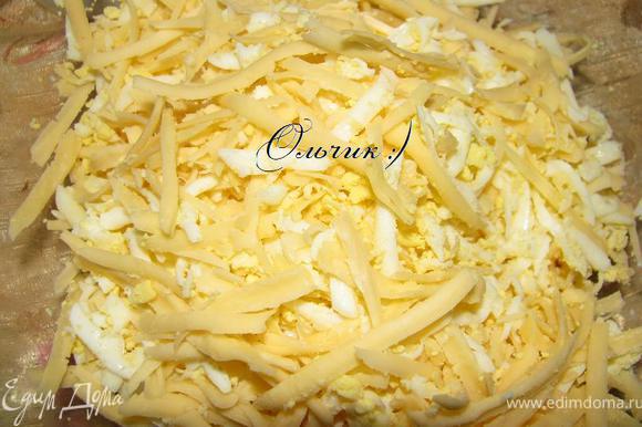 Для сырной начинки смешиваем тертый сыр с тертыми вареными яйцами. Если сыр недостаточно соленый - исправьте это))