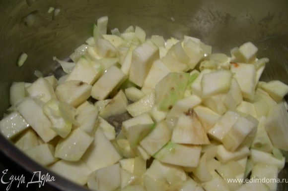 Шинкуем лук, сельдерей режем кубиками и обжариваем минут 5. Заливаем бульоном и готовим минут 15 (до мягкости овощей).