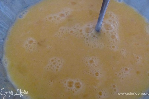 Приготовить омлет. В миске с помощью вилки взбить яйца, молоко, соль и сахар.