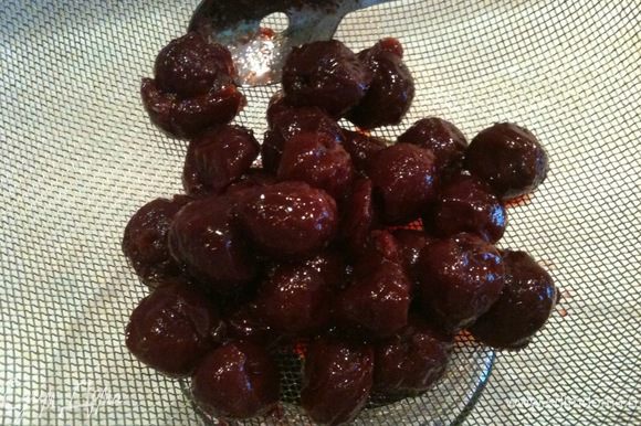 Подготовьте ягоды из варенья (у меня было вишневое и клубничное). Вишневое я откинула на дуршлаг, чтобы убрать лишний сироп.