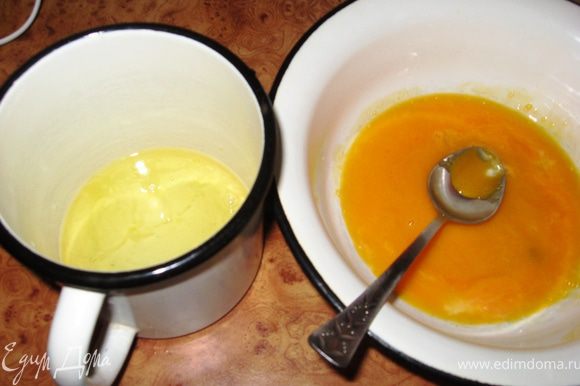 Отделить белки от желтков. Желтки растереть с столовой ложкой сахара.