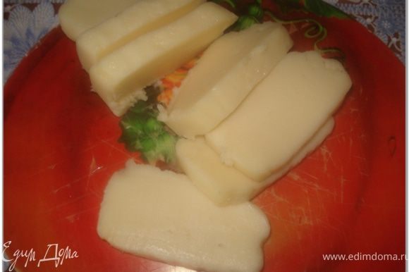 сыр нарезать на кусочки толщиной 1-1,5 см.