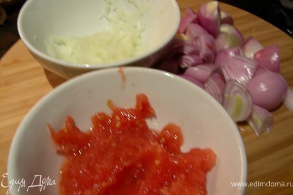 Луковицу и помидоры натираем на терке. Шалот режем крупно (например, напополам).