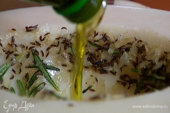 Приготовить маринад: тмин растереть в ступке с чесноком, солью и листьями розмарина, добавить оливковое масло, перемешать.