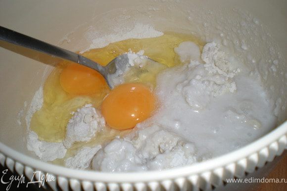 Готовим блинчики: муку просеять добавить кокосовое молоко,яйца и сахарную пудру.Тщательно перемешать. В самом конце подмешать растопленный маргарин 2 ст.ложки.