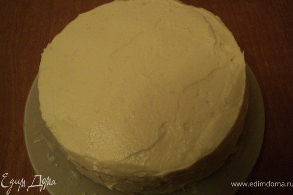 Верх и бока верхней части торта из белого бисквита обмазать масляным кремом.
