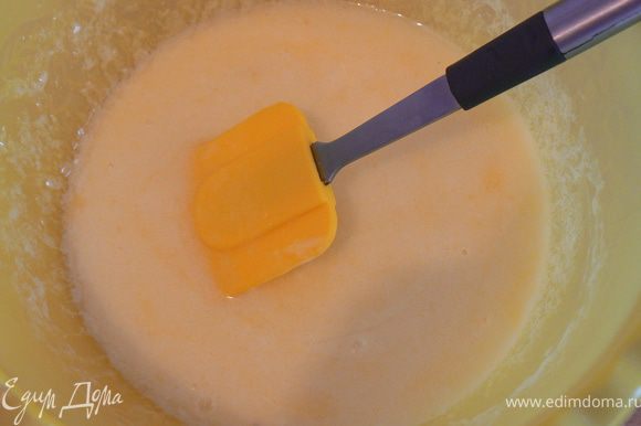 Кефир смешать с яйцами ,добавить растопленное сливочное масло.