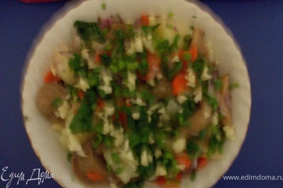 к картофелю и моркови добавить солёные грибы и мелко нарезанный салатный лук