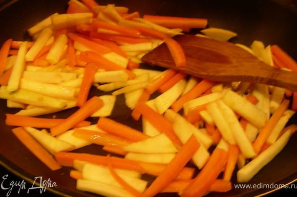 Морковь и сельдерей можно отварить или приготовить в пароварке (в рецепте рекомендуют минут 5-6). Я решила их обжарить, но так, чтобы они оставались хрустящими (я это делала минут 5-7 на большом огне, постоянно помешивая, а затем еще минут 15 на небольшом).