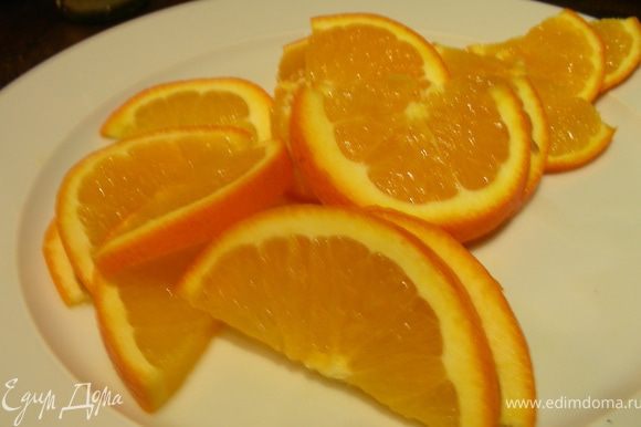 Апельсины и лимоны режем дольками.