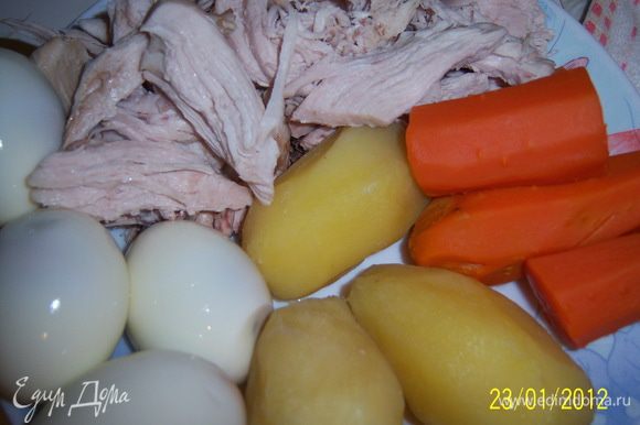 мясо, картошку, морковь почистить и сварить в подсоленной воде, а яйца сварить и потом очистить от скорлупы.