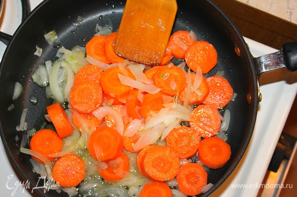 Морковь и лук слегка обжарить на масле. Добавить грибы. Посолить, поперчить. Готовить до готовности грибов.