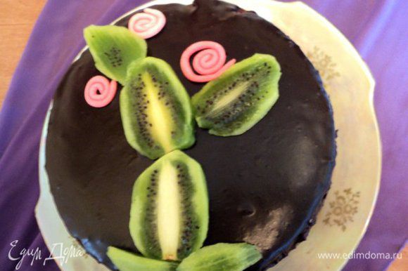 Перед подачей украсить торт ломтиками киви и цветочками из мастики или по своему желанию.