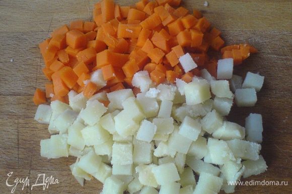 Картофель порезать кубиком покрупнее, морковь - помельче.
