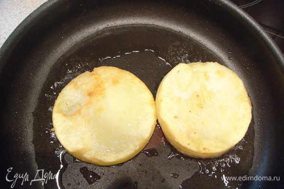 Картофель отварить в мундире до полуготовности. Почистить и перезать крупными кружочками. Обжарить до готовности на растительном масле. Посыпать специями.