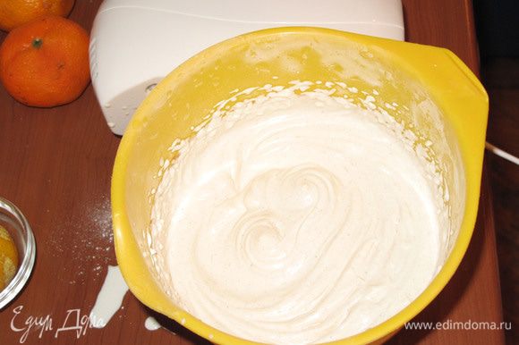 Взбейте миксером маскарпоне со сливками и сахарной пудрой в плотный крем. Добавьте корицу и 1 ложку коньяка.