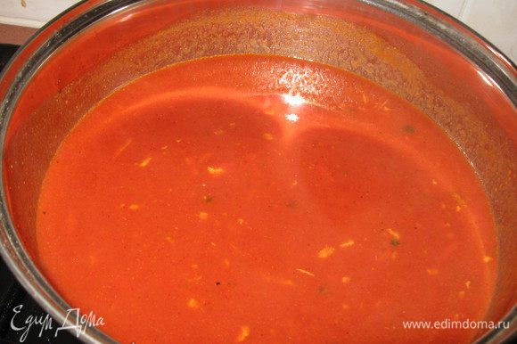 Готовим соус: в кастрюлю кладем томат пасту , измельченные помидоры и чеснок, куриный порошок, паприку, масло, заливаем водой, ставим на огонь.Доводим до кипения,постоянно помешивая, кипятим на слабом огне пару минут,солим,перчим, выключаем