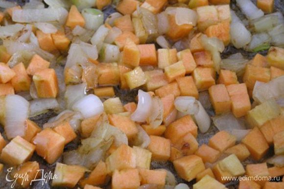 Приготовить соус болоньезе. В сковороде на оливковом масле обжарить мелко нарезанный лук, добавить нарезанную маленькими кубиками морковь и сельдерей.