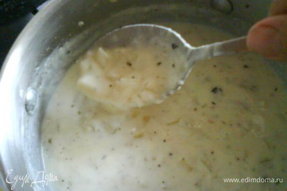 Когда соус будет оставаться на ложке добавить тунец, тертый сыр, тушить несколько минут, добавляем горчицу, тушим еще несколько минут, до однородности.