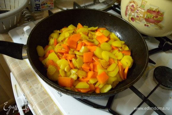 И помешивать аккуратно, не делая "пюре". Морковь если жарить с картофелем, то добавлять ее в средине готовки.