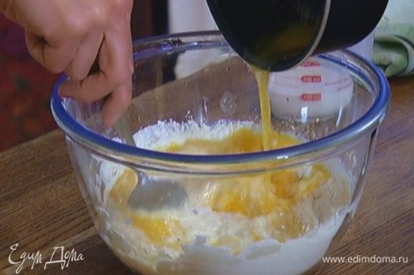 Добавить в тесто яйцо, влить растопленное сливочное масло, вымешать.