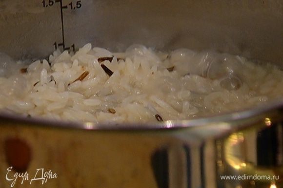 Отлить в другую кастрюлю 250 мл куриного бульона, довести до кипения, всыпать рис и отварить его до готовности (рис должен получиться рассыпчатым).