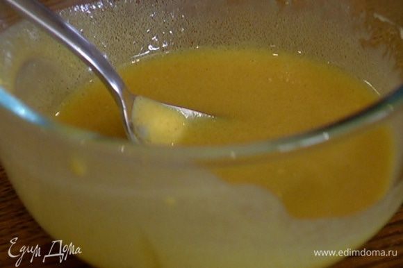 Приготовить заправку: оливковое масло соединить с уксусом, медом и горчицей, посолить, поперчить и перемешать.