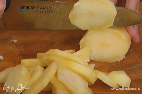 Отваренный картофель нарезать кружками.