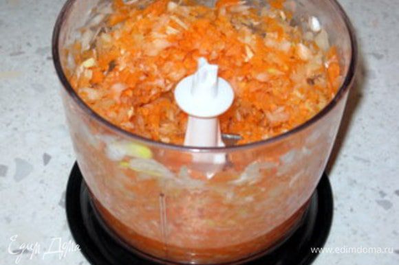 Перемолоть морковь, лук и сельдерей в блендере.