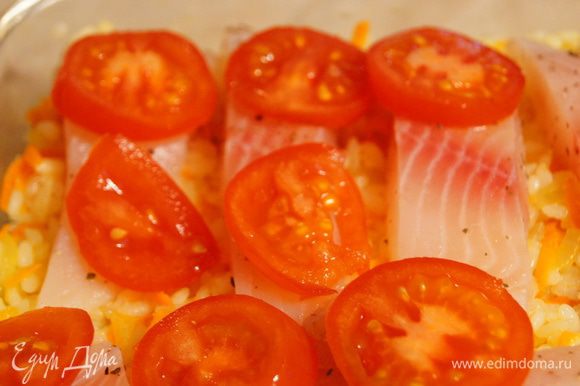 Нарезать кружками помидор и уложить на рыбу.