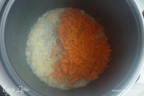 морковку натереть на терке для корейской морковки (я терла на обычной крупной),добавить к луку