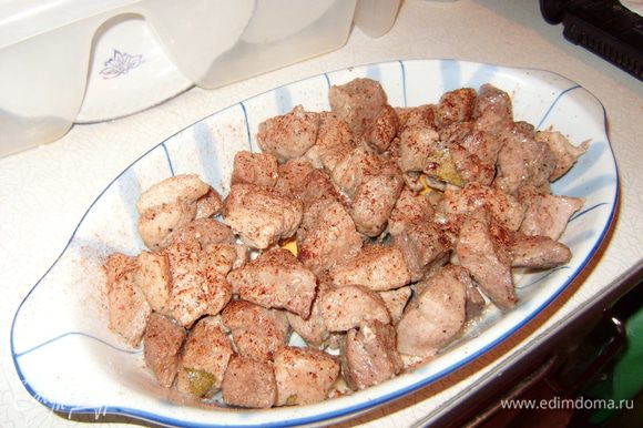 Разогреть на сковороде растительное масло и обжарить мясо до золотистой корочки. Переложить мясо в форму для запекания и посыпать корицей.