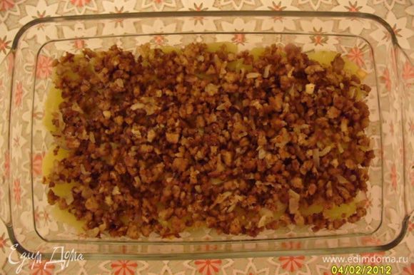Выложить готовый фарш с луком сверху картошек (2-ой слой).