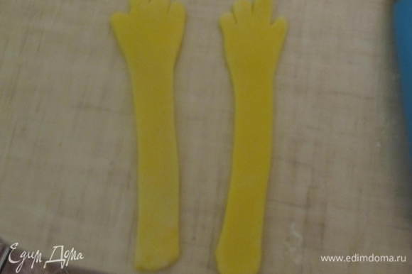 Из желтой мастики вырезать ручки (вырезала маленькими маникюрными ножничками, специально купила для мастики)