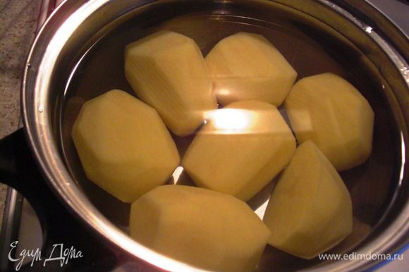 Несколько картофелин (около 300 г) поставьте варить. Потом их надо будет добавить в сырую картофельную массу.