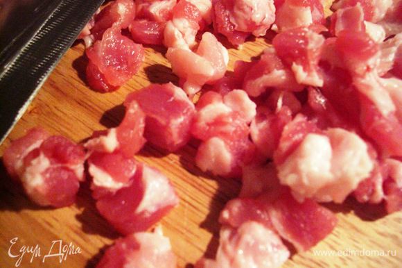 Пока цеппелины варятся, приготовьте шкварки с жареным луком: мелко нарежьте сало. Лучше, если оно будет с мясом, например, свиной бок.