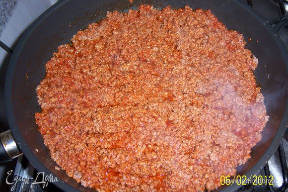 добавить томатную пасту и помешивая жарить 3мин.