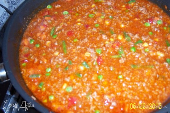 налить соевый соус, бульон, добавить специи,соль, смесь овощей и тушить всё 30 минут на среднем огне.