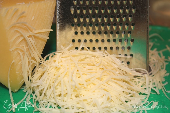Твердый сыр натереть на мелкой терке.