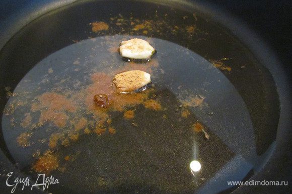 Разогреть в сковороде растительное масло и обжарить в нем чеснок до золотистого цвета. Добавить имбирь к чесноку (у меня сушеный).