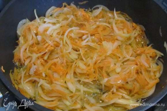 Достать чеснок из сковородки, он нам больше не понадобится. Обжарить в этом масле лук, морковку до мягкости. Посолить, добавить соевый соус.