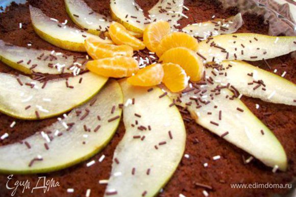 Порезать грушу, мандарин почистить и разобрать на дольки. Уложить фрукты на слегка остывшую основу. Присыпать все тертым шоколадом или кондитерской посыпкой.
