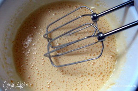 Приготовить крем.Взбить яйца с сахаром и щепоткой соли.