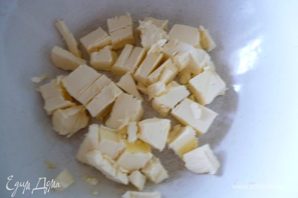 Масло(или маргарин) нарезать кубиками.