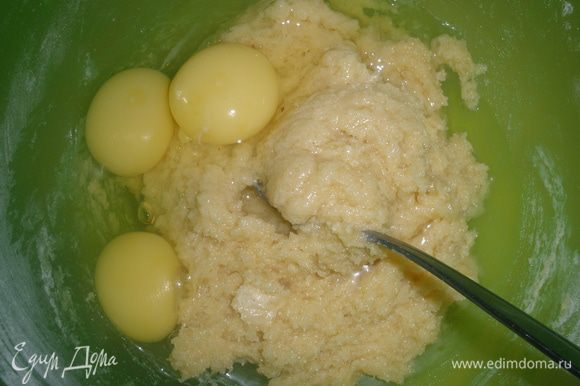 Сливочное масло растопить и смешать с сахаром.Затем добавить яйца, муку, разрыхлитель, ванилин. Вымесить массу до однородности.